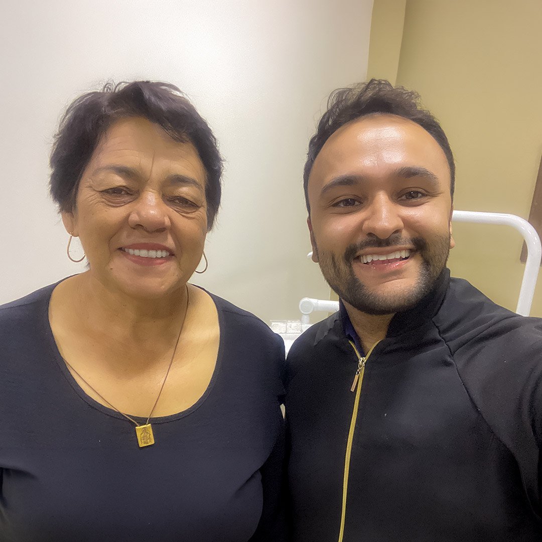 Paciente e Dr. Thallys Oliveira sorrindo na Oral Sin Lorena